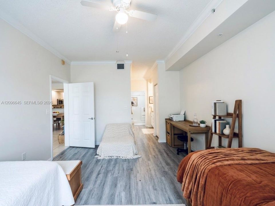 For Sale: $325,000 (2 beds, 2 baths, 1081 Square Feet)