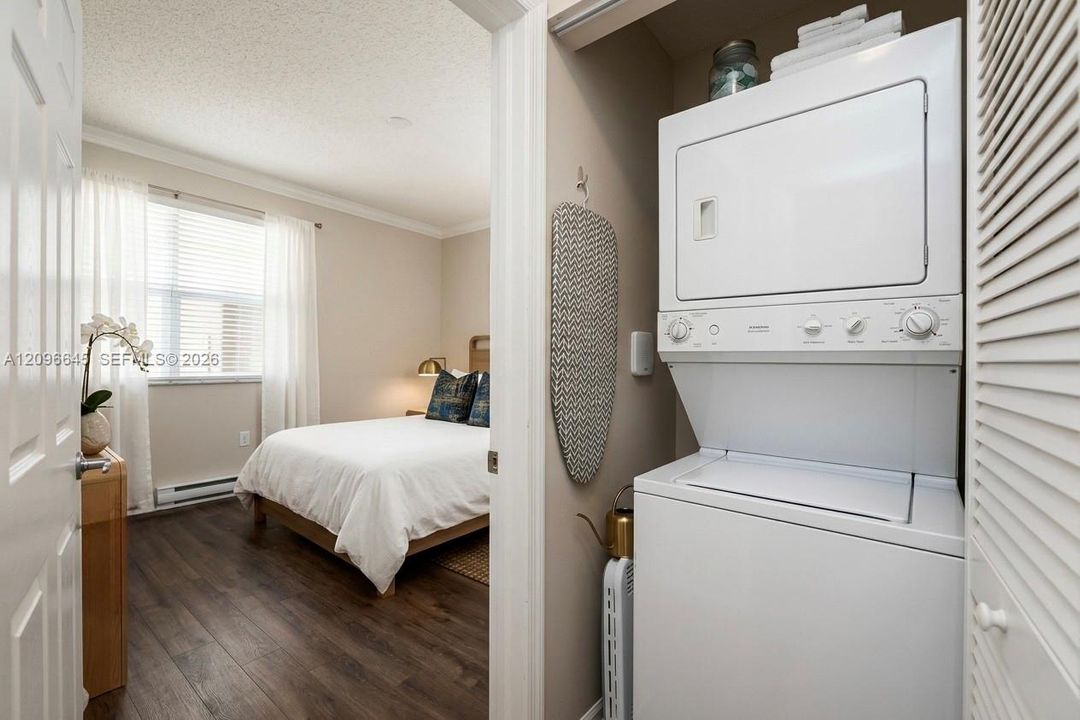 For Sale: $325,000 (2 beds, 2 baths, 1081 Square Feet)