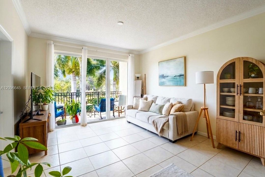 For Sale: $325,000 (2 beds, 2 baths, 1081 Square Feet)