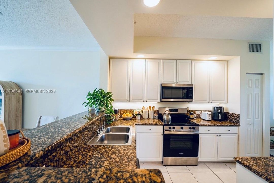 For Sale: $325,000 (2 beds, 2 baths, 1081 Square Feet)