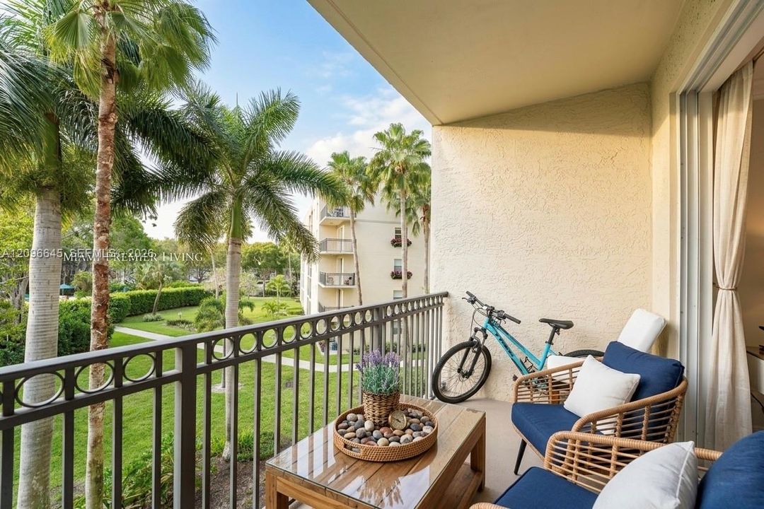 For Sale: $325,000 (2 beds, 2 baths, 1081 Square Feet)