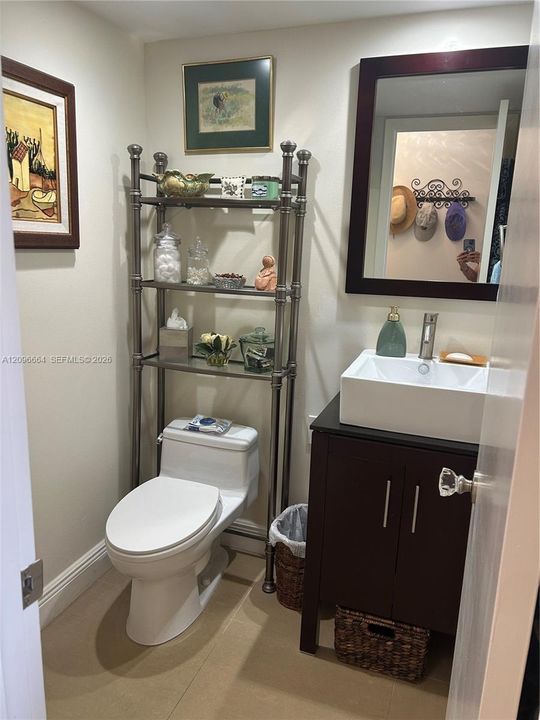For Rent: $3,400 (1 beds, 1 baths, 1013 Square Feet)
