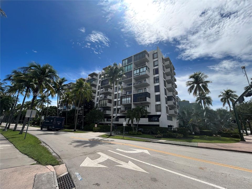 For Rent: $3,400 (1 beds, 1 baths, 1013 Square Feet)