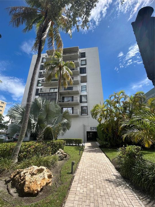 For Rent: $3,400 (1 beds, 1 baths, 1013 Square Feet)