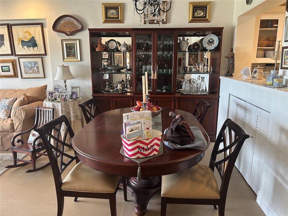 For Rent: $3,400 (1 beds, 1 baths, 1013 Square Feet)