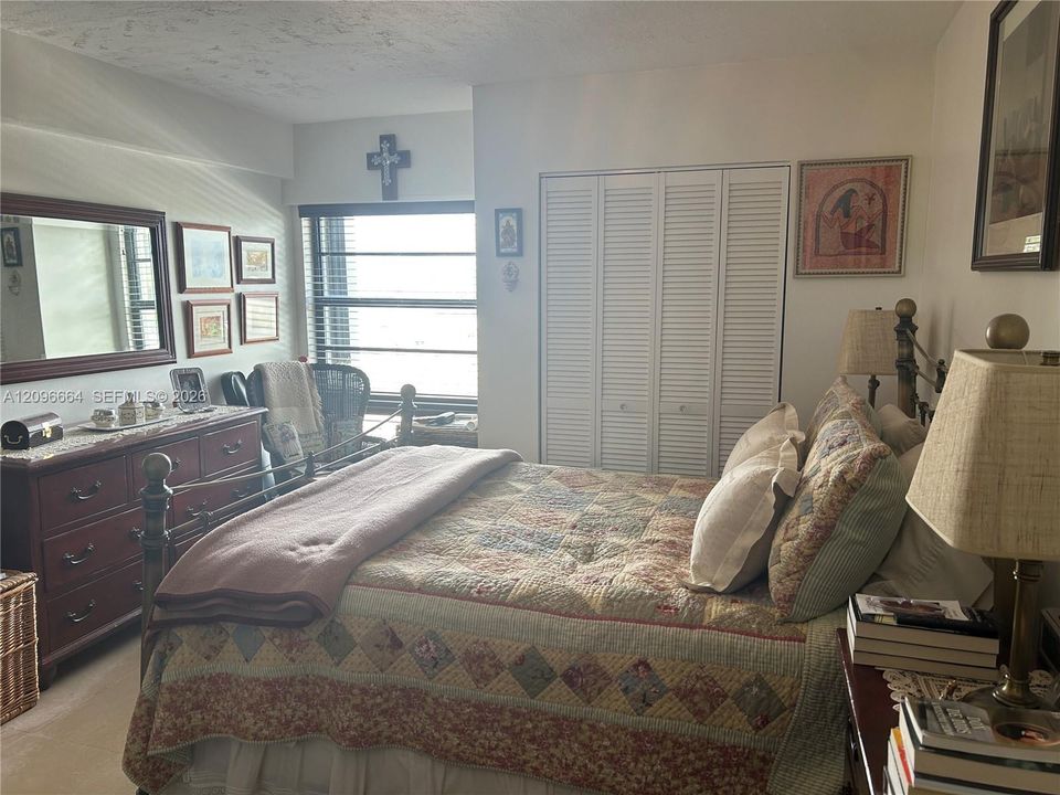 For Rent: $3,400 (1 beds, 1 baths, 1013 Square Feet)