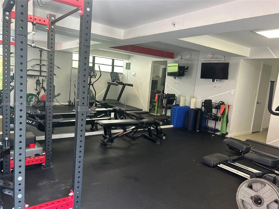 For Rent: $3,400 (1 beds, 1 baths, 1013 Square Feet)