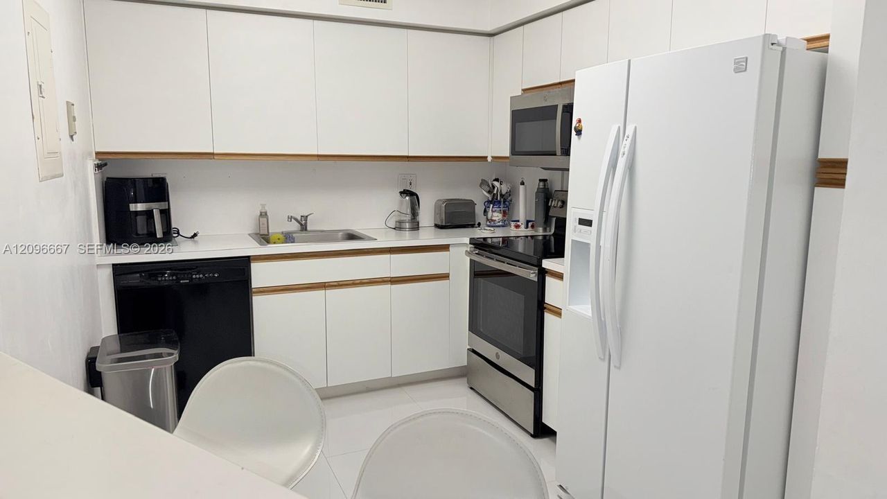На продажу: $368,000 (2 спален, 2 ванн, 1181 Квадратных фут)