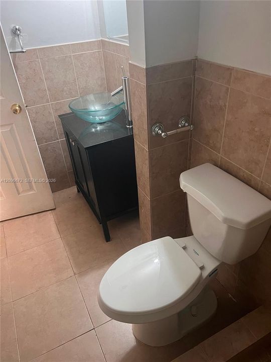 For Rent: $2,300 (1 beds, 2 baths, 1076 Square Feet)