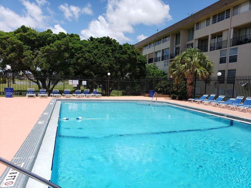 For Rent: $2,300 (1 beds, 2 baths, 1076 Square Feet)