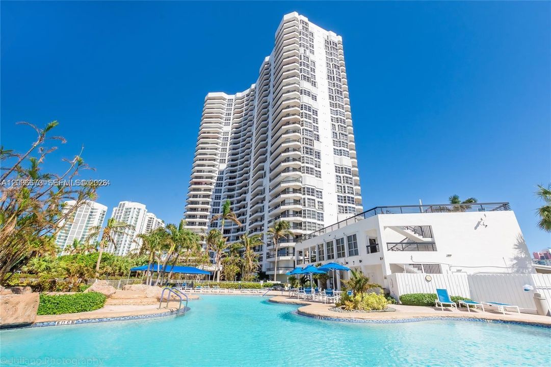 For Sale: $759,998 (2 beds, 2 baths, 1365 Square Feet)