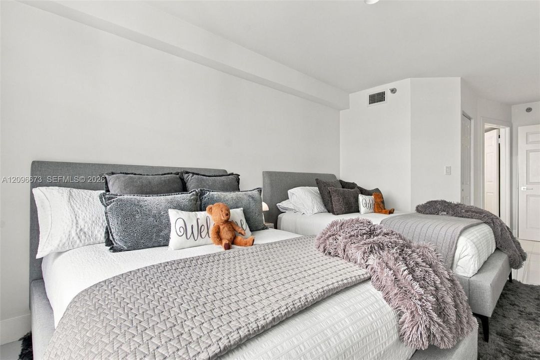 For Sale: $759,998 (2 beds, 2 baths, 1365 Square Feet)