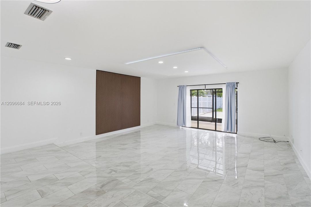 For Sale: $379,000 (2 beds, 2 baths, 1600 Square Feet)
