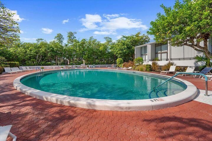 LAKESIDE POOL