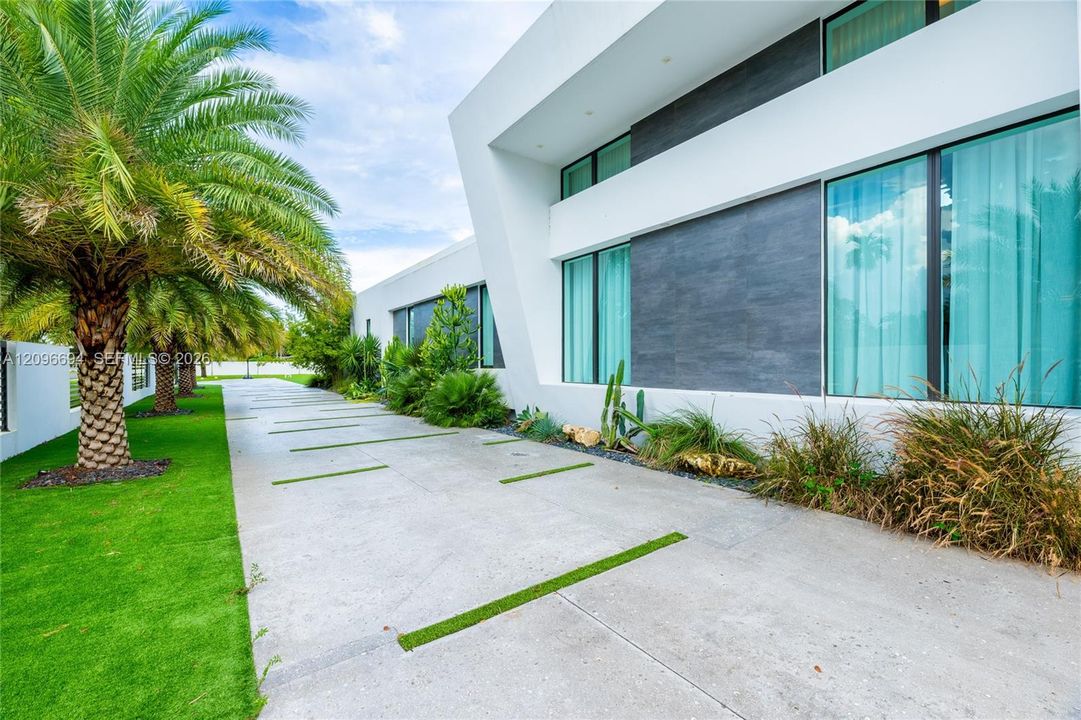 For Sale: $6,500,000 (5 beds, 5 baths, 5133 Square Feet)