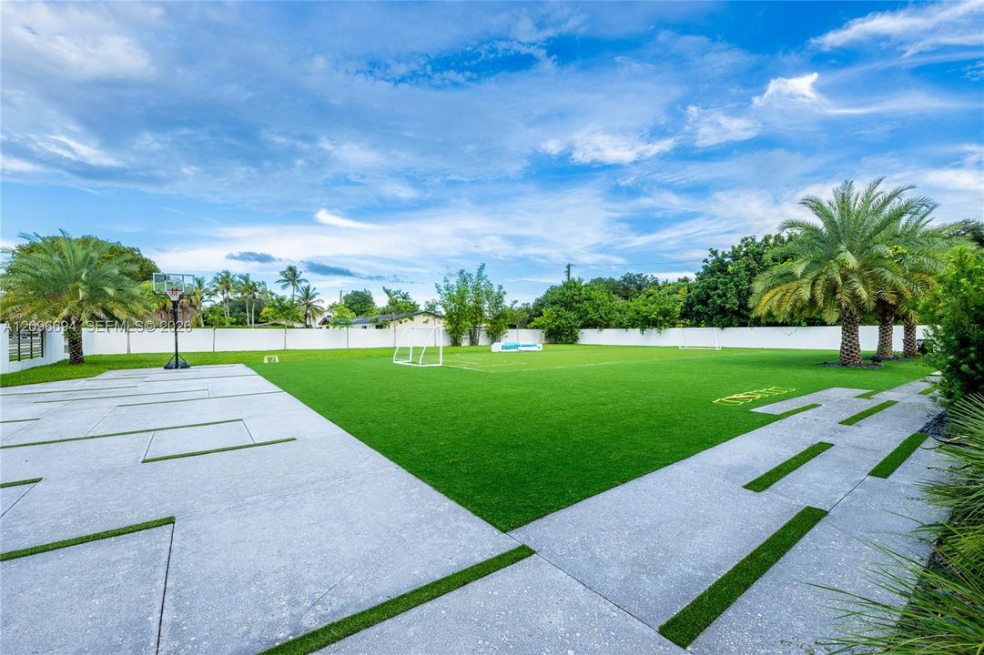 For Sale: $6,500,000 (5 beds, 5 baths, 5133 Square Feet)