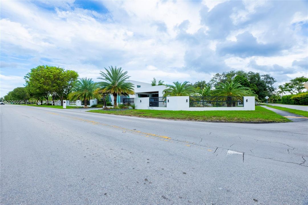 For Sale: $6,500,000 (5 beds, 5 baths, 5133 Square Feet)