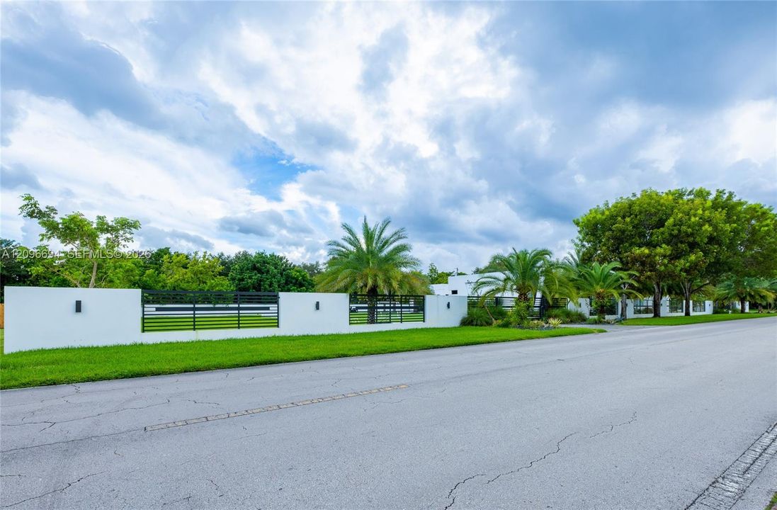 For Sale: $6,500,000 (5 beds, 5 baths, 5133 Square Feet)