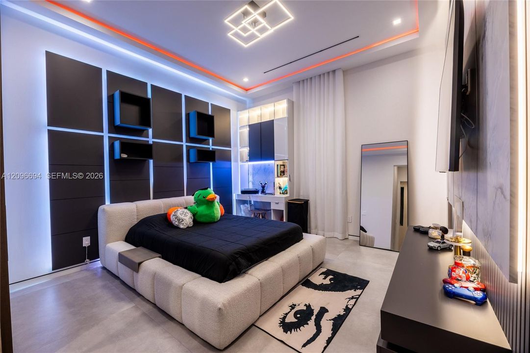 For Sale: $6,500,000 (5 beds, 5 baths, 5133 Square Feet)