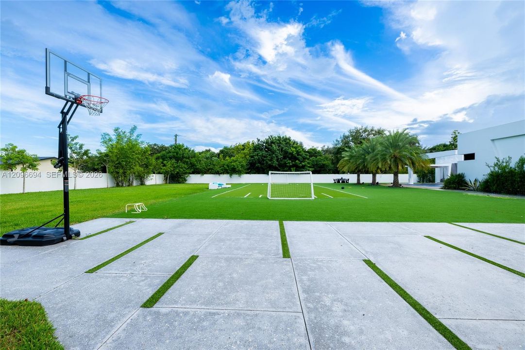For Sale: $6,500,000 (5 beds, 5 baths, 5133 Square Feet)