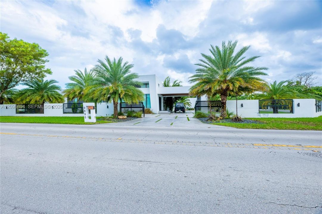 For Sale: $6,500,000 (5 beds, 5 baths, 5133 Square Feet)