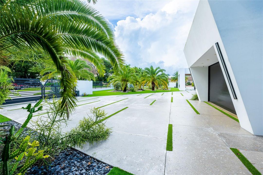 For Sale: $6,500,000 (5 beds, 5 baths, 5133 Square Feet)