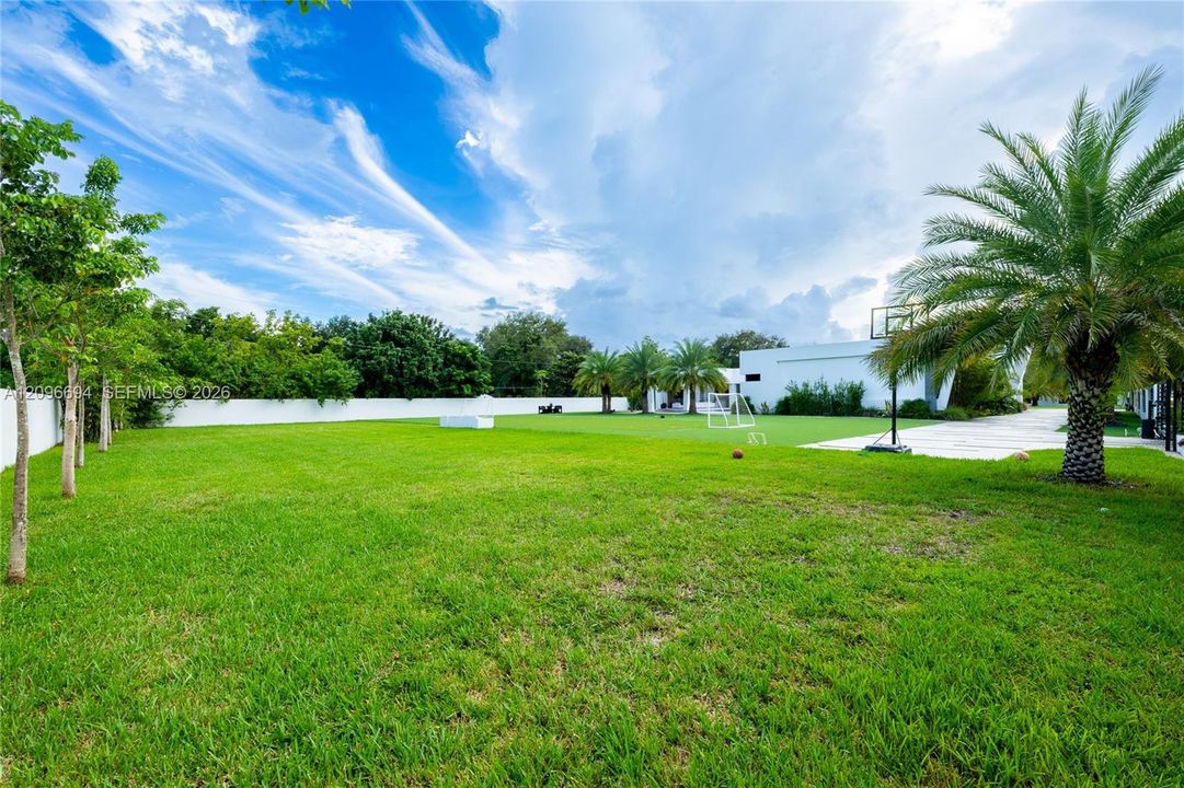 For Sale: $6,500,000 (5 beds, 5 baths, 5133 Square Feet)