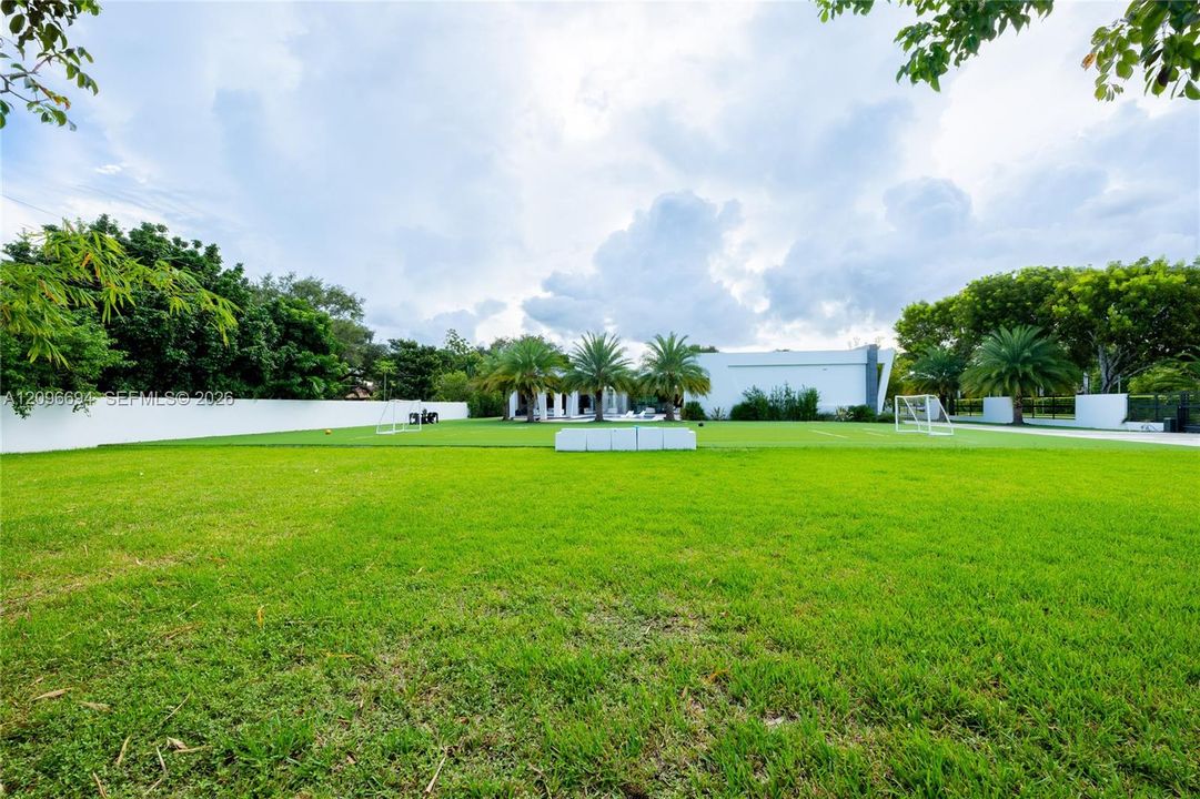 For Sale: $6,500,000 (5 beds, 5 baths, 5133 Square Feet)