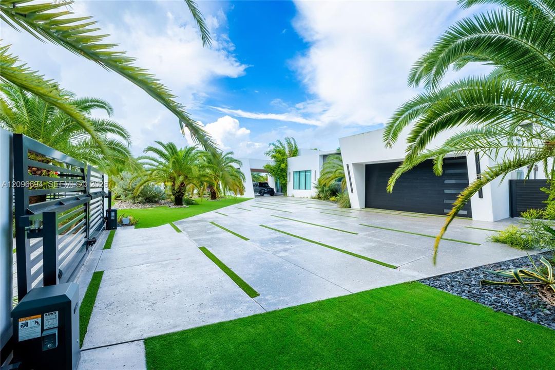 For Sale: $6,500,000 (5 beds, 5 baths, 5133 Square Feet)