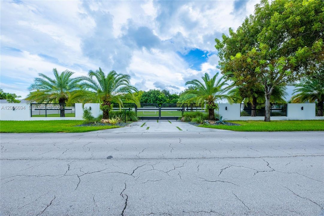 For Sale: $6,500,000 (5 beds, 5 baths, 5133 Square Feet)