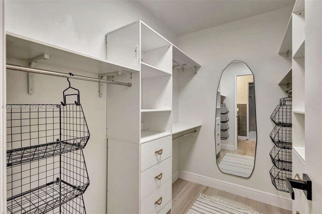 For Rent: $3,200 (3 beds, 2 baths, 1564 Square Feet)