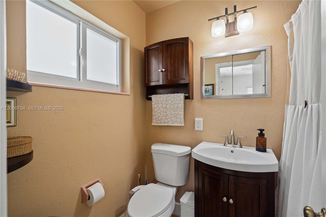 For Sale: $689,000 (3 beds, 2 baths, 1218 Square Feet)