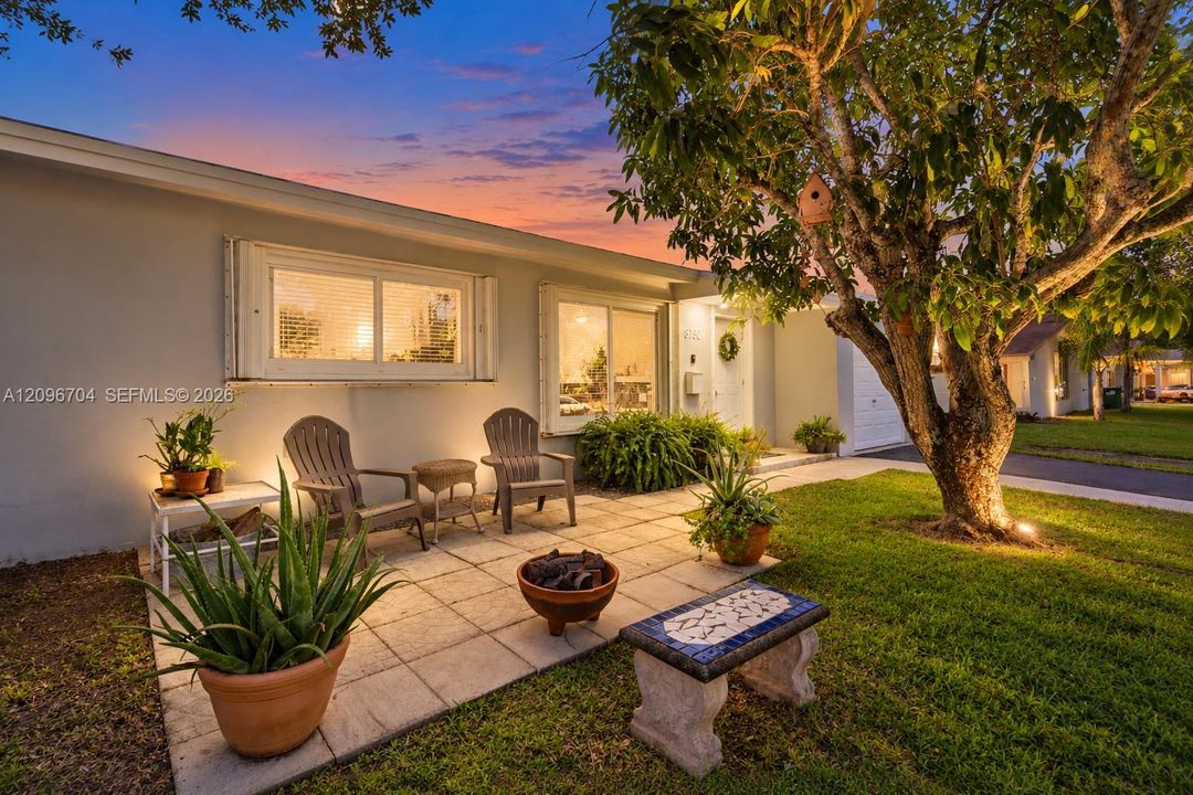 For Sale: $689,000 (3 beds, 2 baths, 1218 Square Feet)