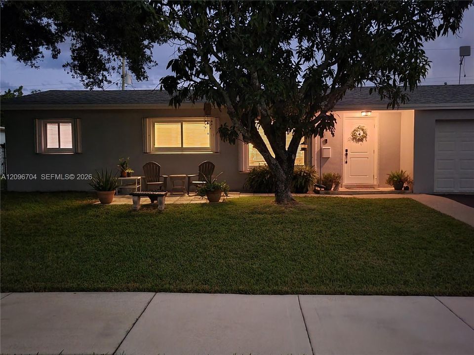 For Sale: $689,000 (3 beds, 2 baths, 1218 Square Feet)