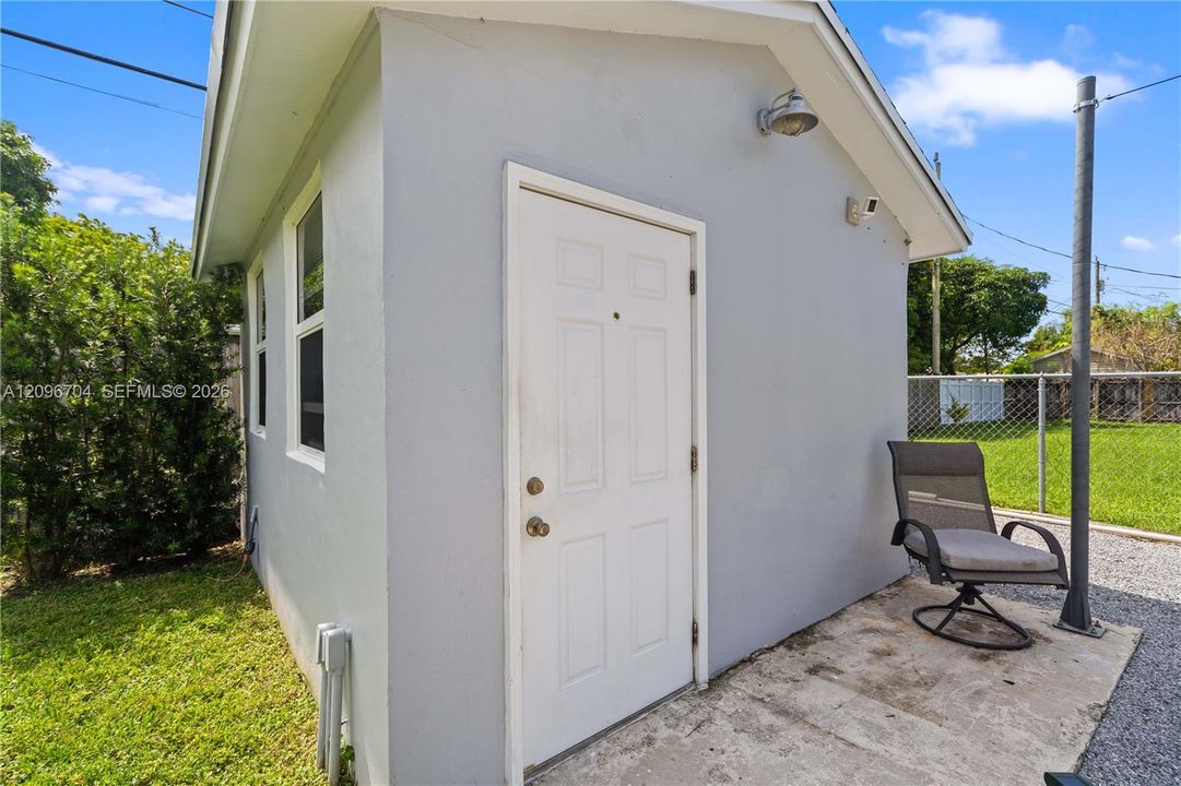 For Sale: $689,000 (3 beds, 2 baths, 1218 Square Feet)