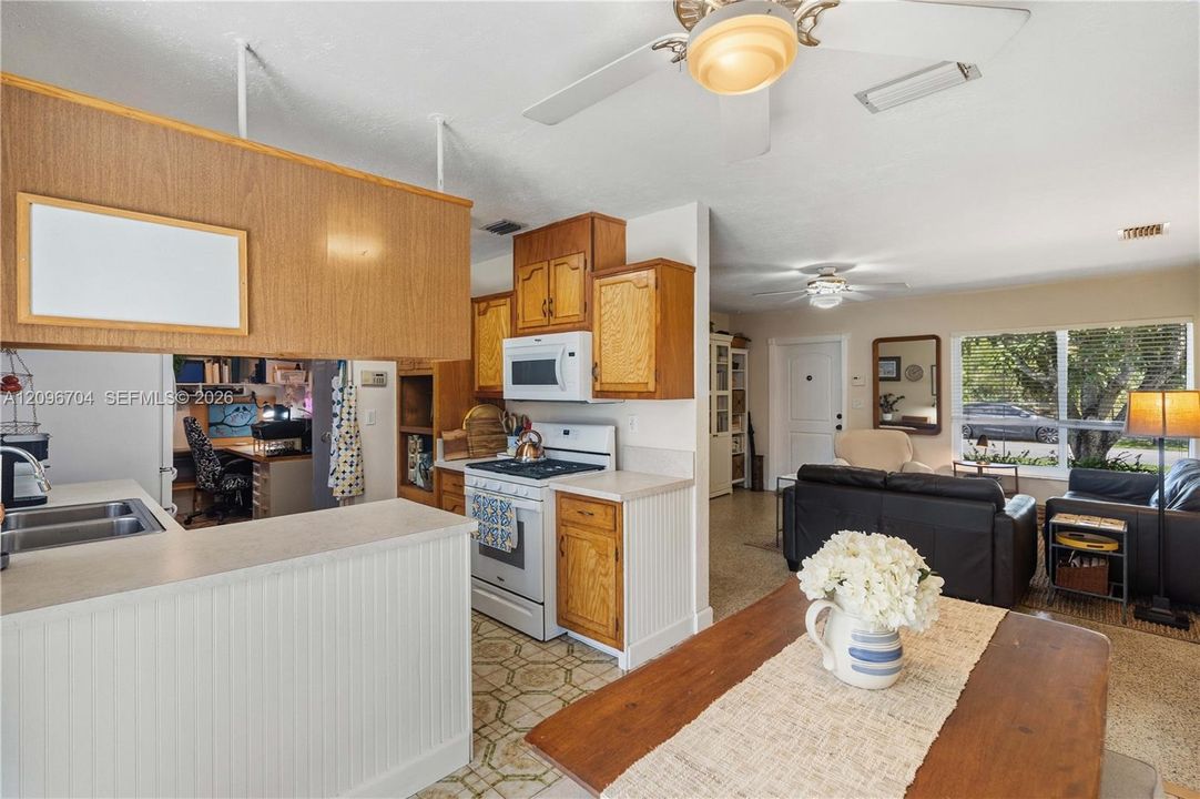 For Sale: $689,000 (3 beds, 2 baths, 1218 Square Feet)