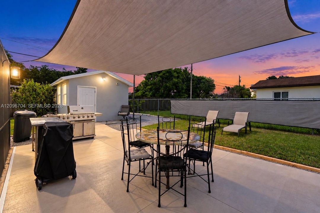 For Sale: $689,000 (3 beds, 2 baths, 1218 Square Feet)