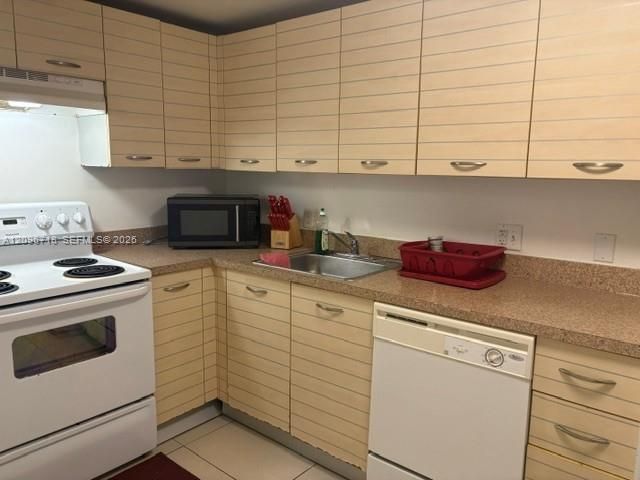For Rent: $2,250 (2 beds, 2 baths, 951 Square Feet)