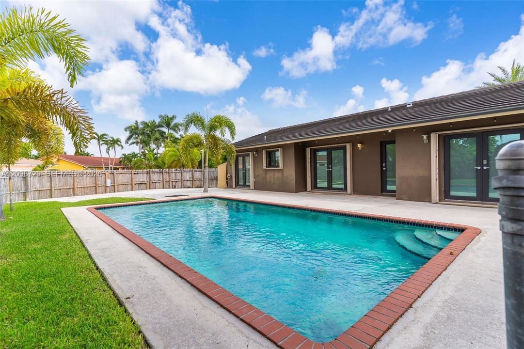 For Sale: $699,900 (3 beds, 2 baths, 1283 Square Feet)