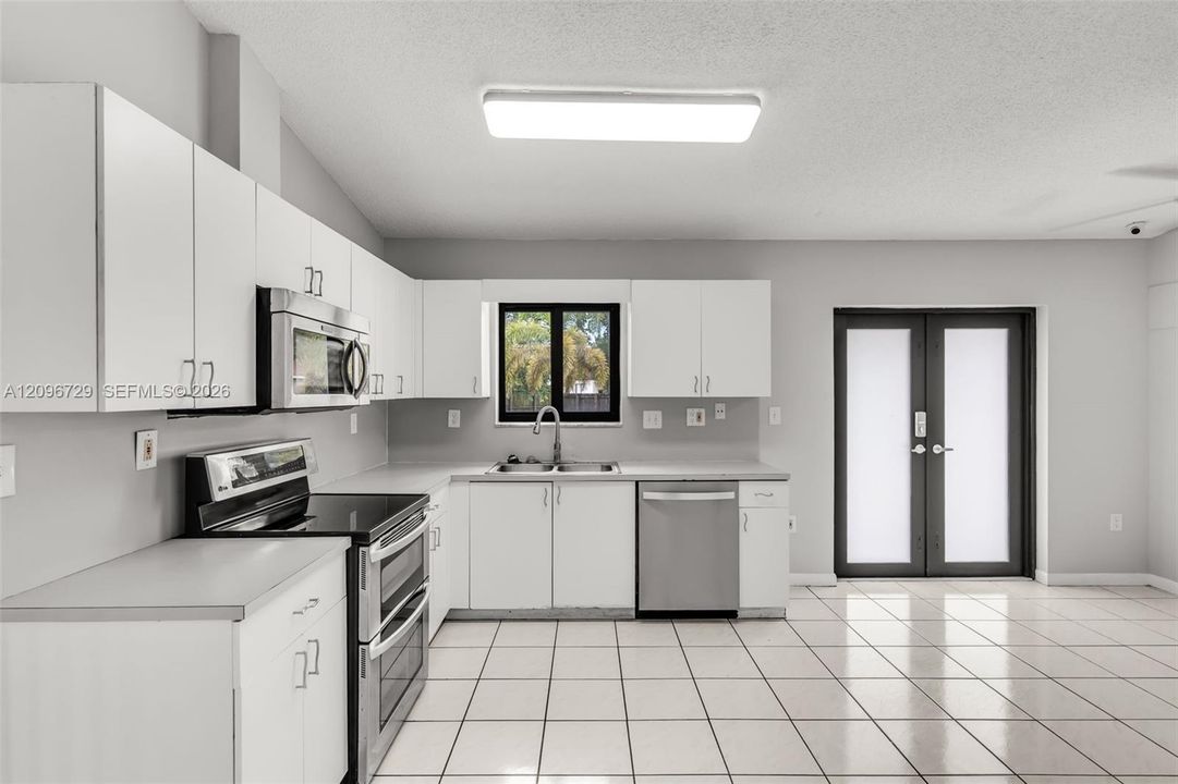 For Sale: $699,900 (3 beds, 2 baths, 1283 Square Feet)