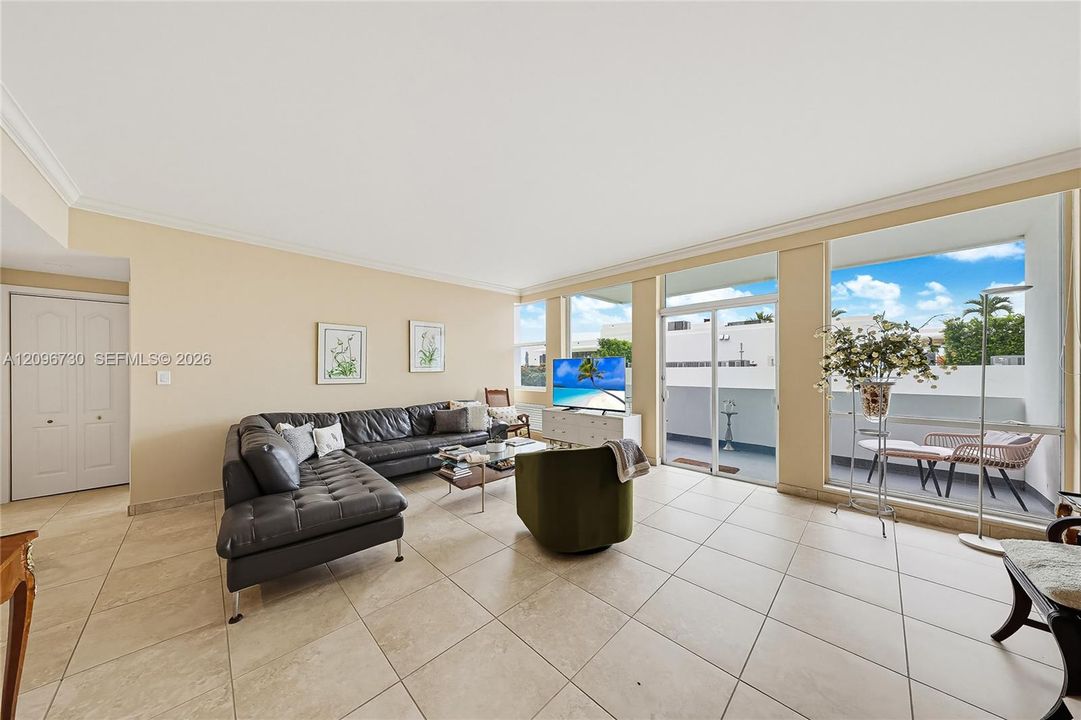For Rent: $2,650 (1 beds, 1 baths, 890 Square Feet)