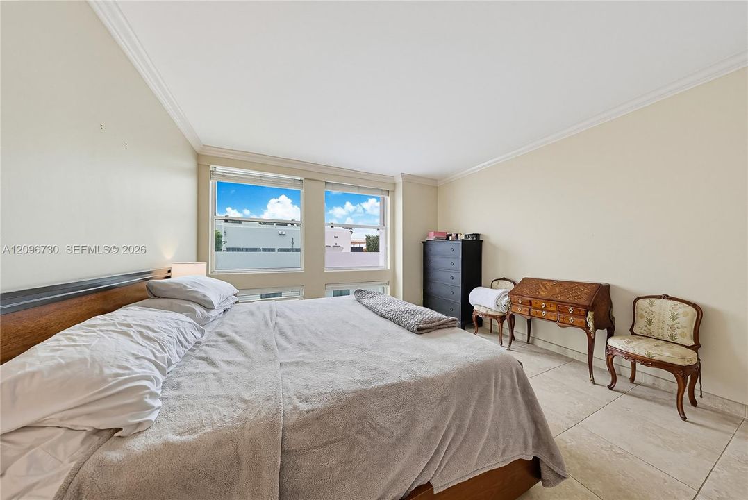 For Rent: $2,650 (1 beds, 1 baths, 890 Square Feet)