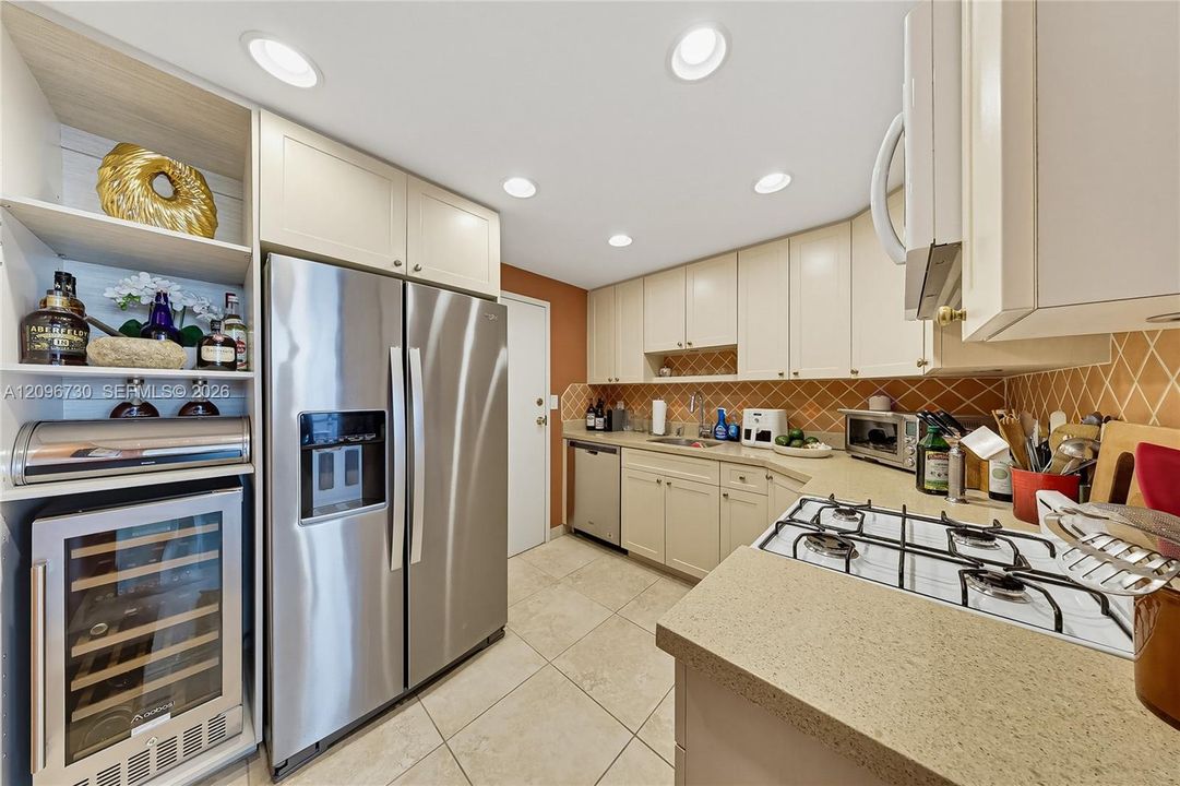 For Rent: $2,650 (1 beds, 1 baths, 890 Square Feet)