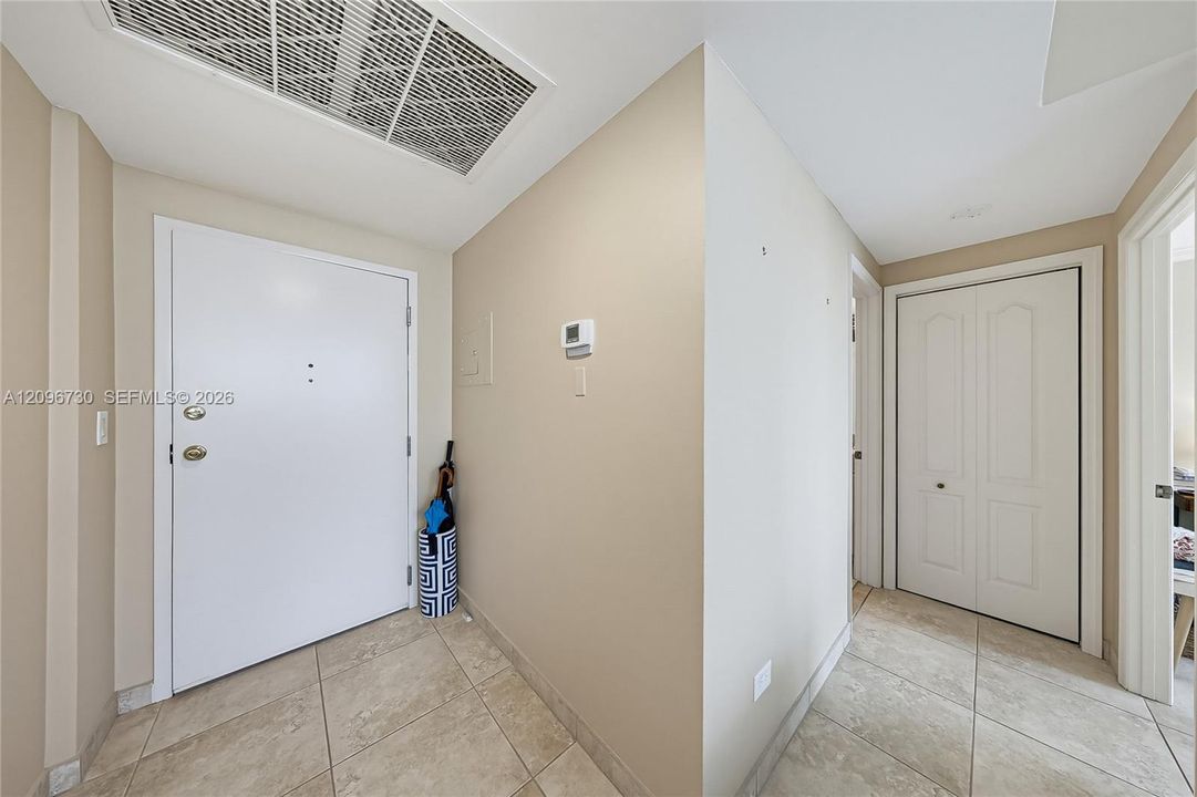 For Rent: $2,650 (1 beds, 1 baths, 890 Square Feet)