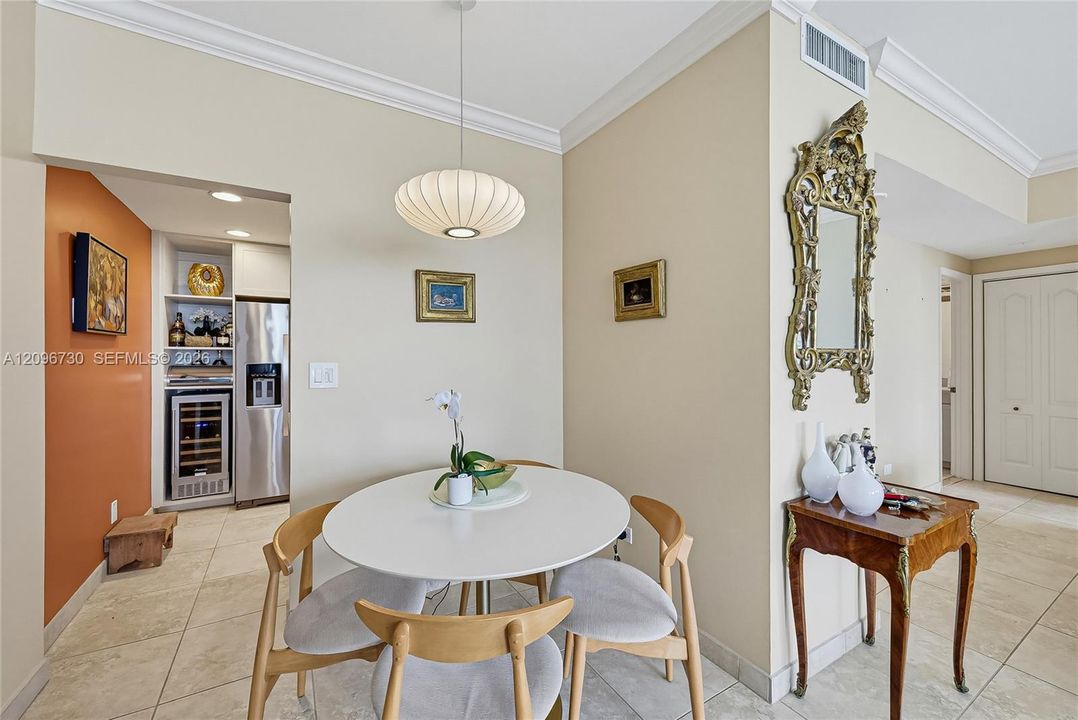 For Rent: $2,650 (1 beds, 1 baths, 890 Square Feet)