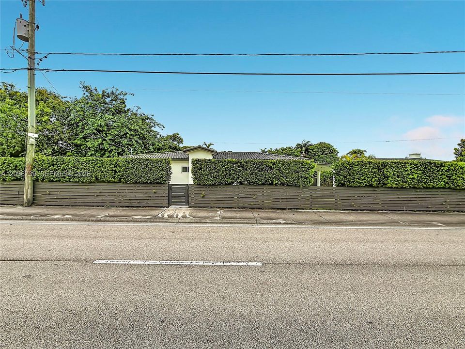 En Venta: $1,025,000 (3 camas, 3 baños, 1842 Pies cuadrados)