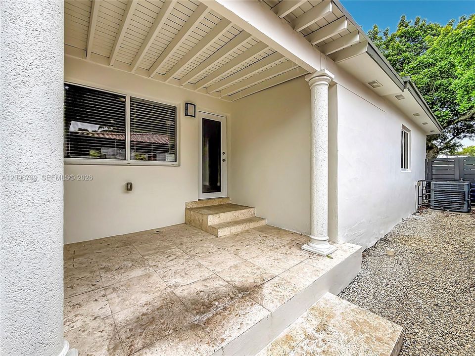 En Venta: $1,025,000 (3 camas, 3 baños, 1842 Pies cuadrados)