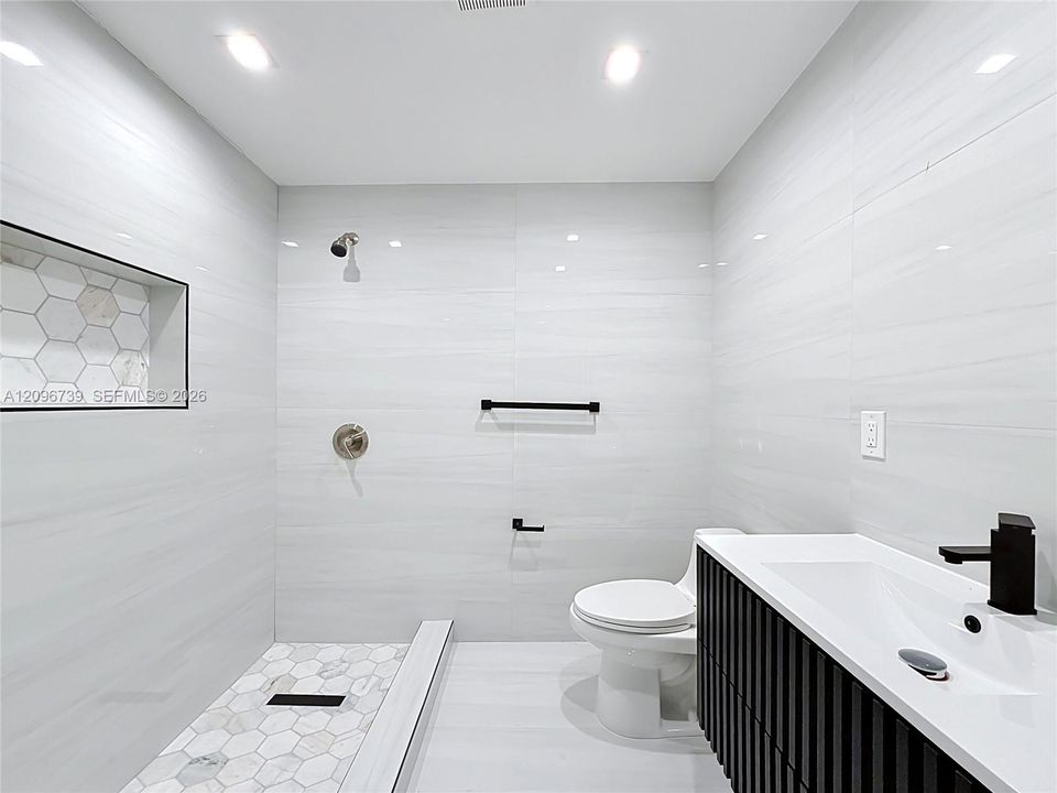 En Venta: $1,025,000 (3 camas, 3 baños, 1842 Pies cuadrados)