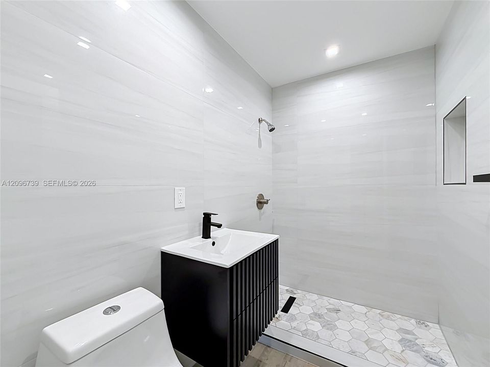 En Venta: $1,025,000 (3 camas, 3 baños, 1842 Pies cuadrados)