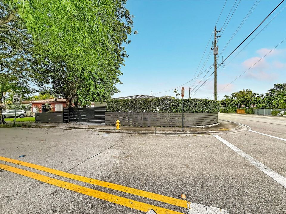 En Venta: $1,025,000 (3 camas, 3 baños, 1842 Pies cuadrados)